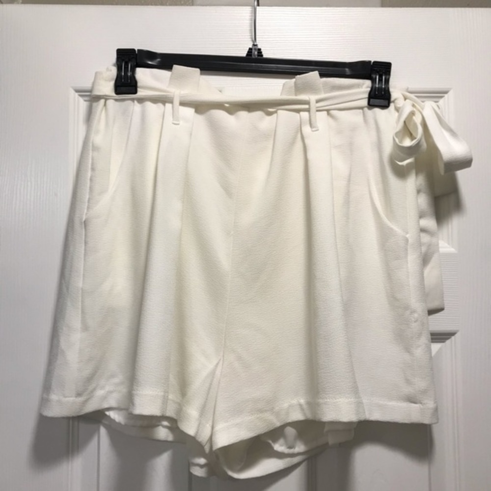 Leith tie waist crepe shorts in ivory - Picture 2 of 4